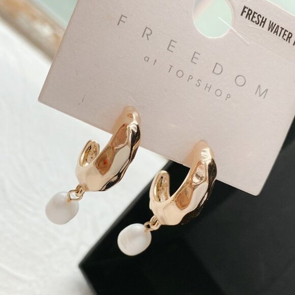 Topshop Freshwater Pearl Hoop Earrings - Picture 3 of 4